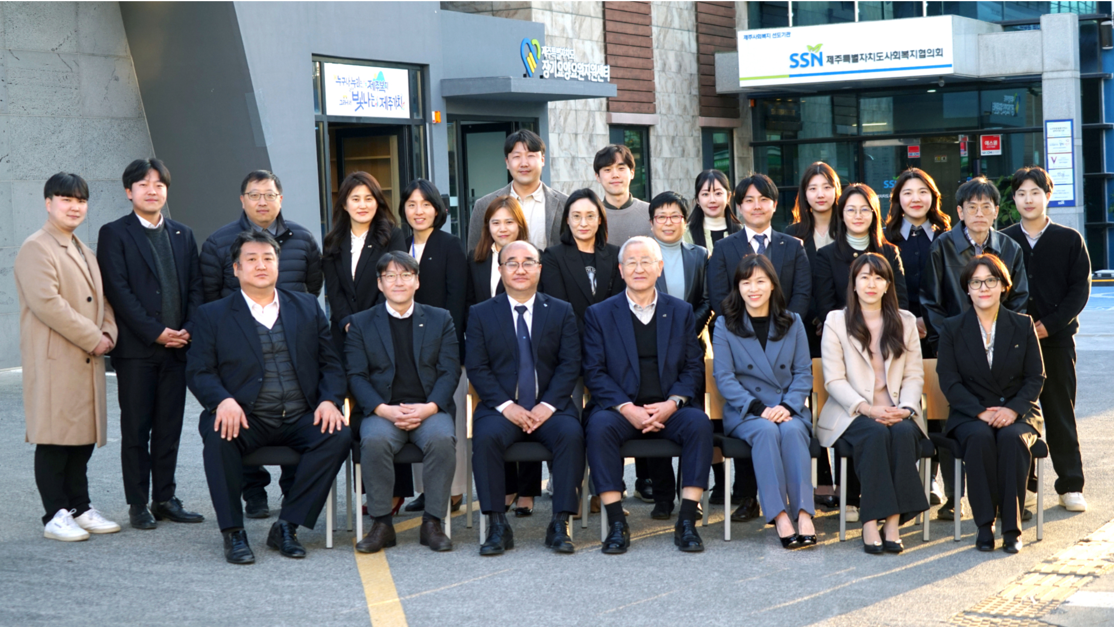 제주사회복지협의회 고승화회장(가운데)과 직원